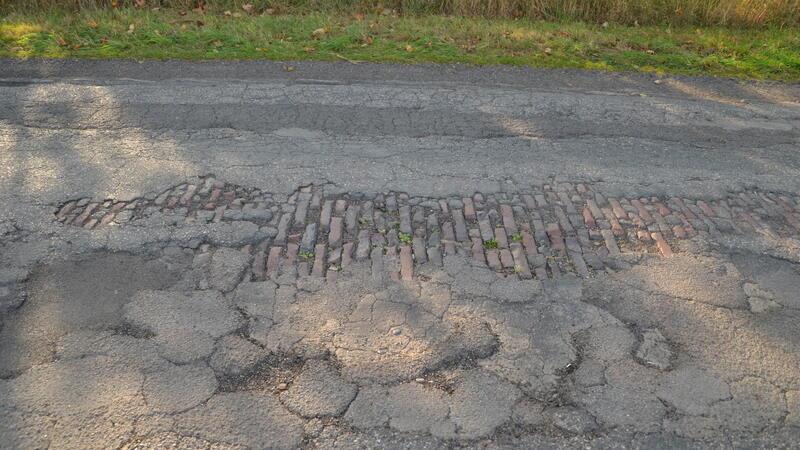 Jetzt ist es offiziell: Die Kreisstraßen werden immer schlechter Bei der Kreisstraße K 9 ist die Asphaltdecke auf dem alten Ziegelsteinpflaster aufgetragen worden.
