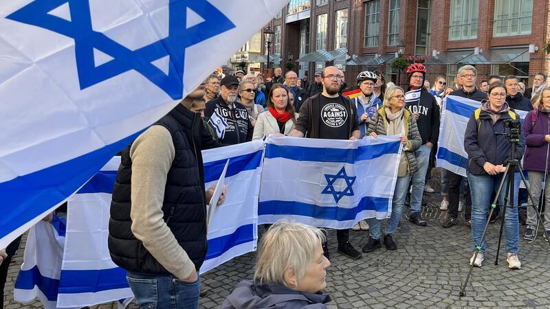 Bei der Kundgebung „Solidarität mit Israel“ in Buxtehude wurde die Idee der Partnerschaft mit einer israelischen Stadt zum ersten Mal öffentlich.