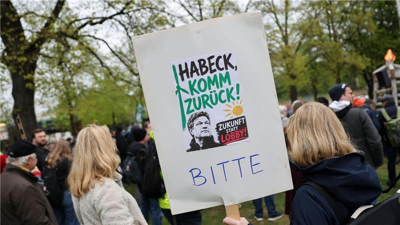 Bei der Kundgebung in der Hamburger Innenstadt kritisierten Teilnehmer etwa Bundeswirtschaftsministerin Katharina Reiche, für ihren Vorgänger Robert Habeck gab es auf diesem Plakat dagegen Zuspruch.