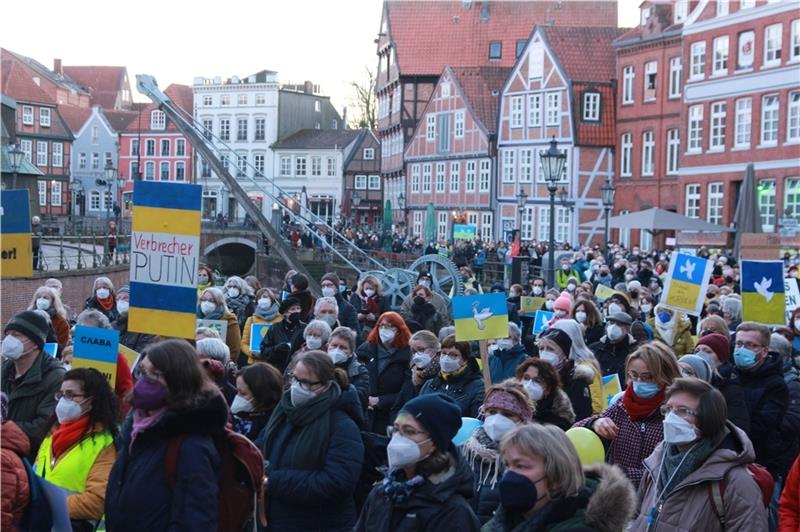 Bei der Kundgebung zum Beginn des Friedensmarschs drängen sich 700 Menschen vor dem Schwedenspeicher. Foto: Richter