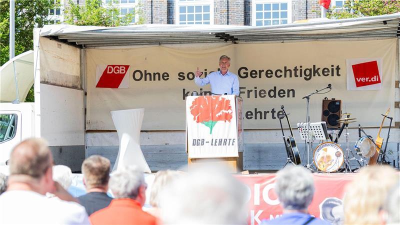 55.000 bei Gewerkschaftsdemos im Nordwesten Bei der Kundgebung zum Tag der Arbeit in Lehrte trat Ex-Bundespräsident Christian Wulff auf.