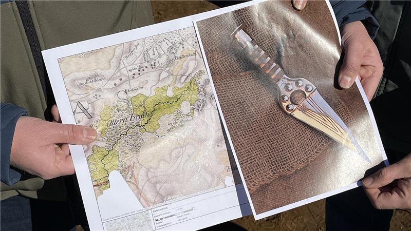 Bei der Kurhannoverschen Landesaufnahme von 1764/1786 wurden viele Grabhügel erfasst, rechts ist die Rekonstruktion eines Dolches zu sehen.