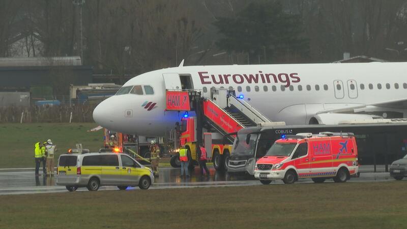 Flieger platzen bei Landung zwei Reifen Bei der Landung eines Flugzeugs am Hamburger Flughafen sind nach Polizeiangaben zwei Reifen geplatzt.
