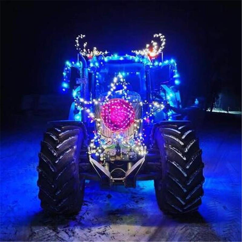 Bei der Lichterfahrt 2023 werden wieder die unterschiedlichsten Beleuchtungen an den landwirtschaftlichen Fahrzeugen zu sehen sein. Dieser Trecker wurde in vielen Stunden in mühevoller Arbeit hergerichtet und wird am Sonntag dabei sein. Foto: Katja Steffens