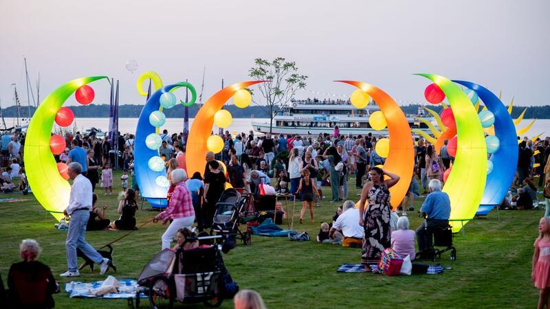 Bei der Lichternacht verwandelt sich der Kurpark in Bad Zwischenahn in ein Farbenmeer. Die Veranstaltung zieht jedes Jahr Tausende Besucherinnen und Besucher an.
