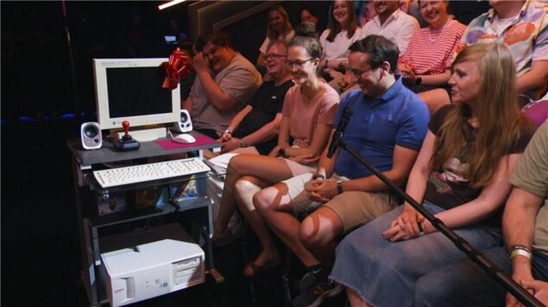 Bei der Moorhuhn-Meisterschaft vor 25 Jahren ist Oliver Namberger knapp am Hauptpreis vorbeigeschrammt, aber das Team der TV-Show "Lass dich überwachen!" sorgte für Wiedergutmachung - und überreichte ihm einen Computer aus dem Jahr 2000.