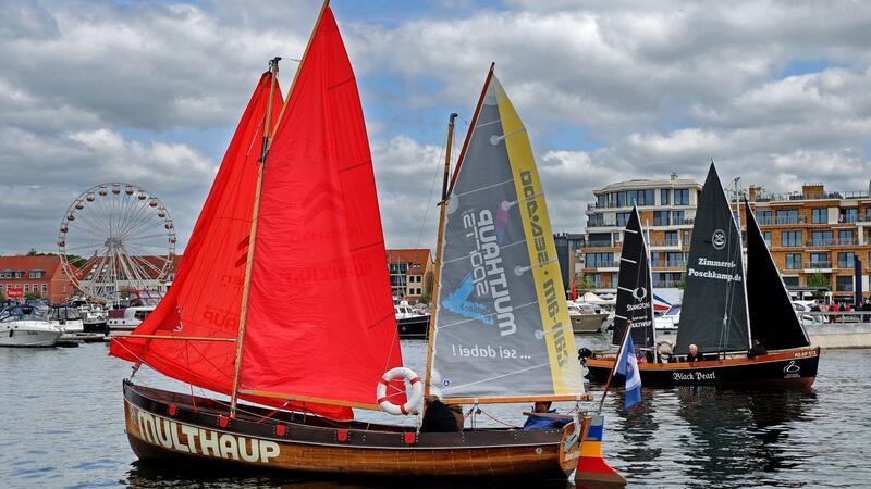 Bei der Müritz Sail sind Kuttersegler im Stadthafen unterwegs.