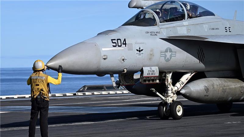 Bilder des Tages Bei der Nato-Übung „Neptun Strike 25“ in der Nordsee vor Norwegen wird ein Kampfflugzeug auf dem US-Flugzeugträger USS Gerald R. Ford in Position gebracht.