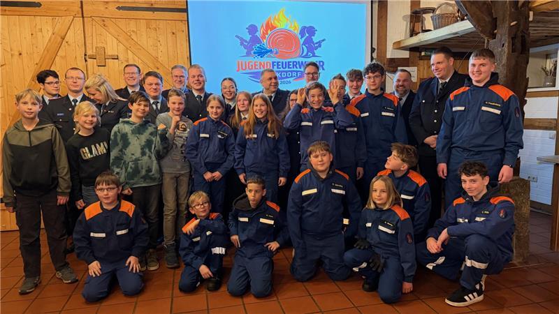 Bei der Neugründung: Jugendliche und Betreuer der Beckdorfer Jugendfeuerwehr.