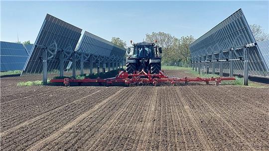 Bei der Nutzung von Agri-PV bleibt genügend Raum für die landwirtschaftliche Nutzung.