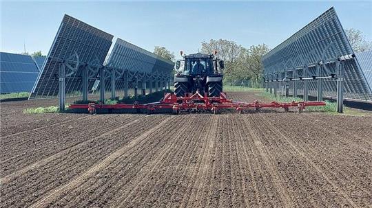 Bei der Nutzung von Agri-PV, wie es im Solarpark Zehntweg geplant ist, bleibt genügend Raum für die landwirtschaftliche Nutzung.