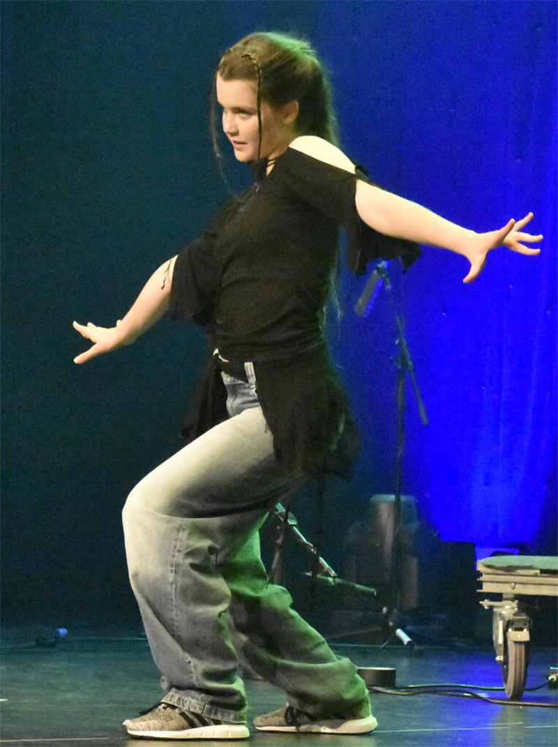 Bei der Open Stage präsentiert die 14-jährige Emilia eine sechsminütige K-Pop-Choreo.