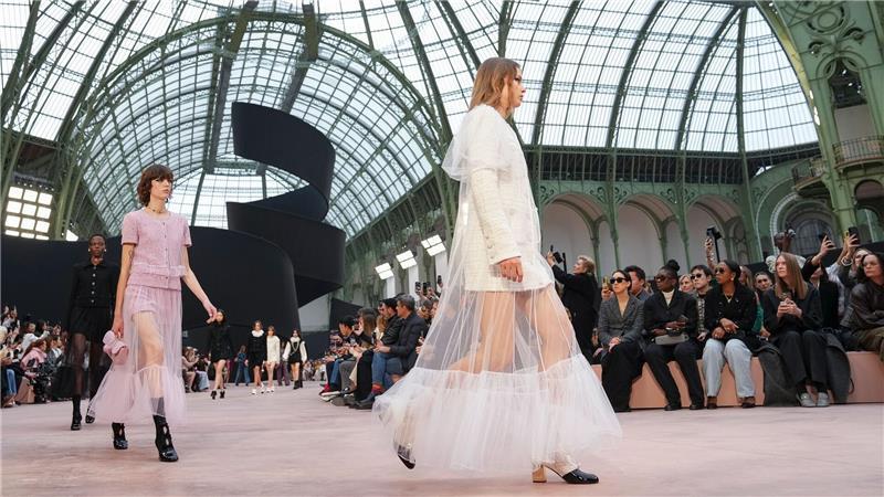Bei der Pariser Fashion Week präsentiert Chanel seine Mode der Herbst/Winter 2025-2026 Kollektion.