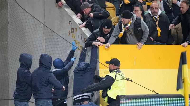 Teilausschluss von Dynamo-Fans gegen Darmstadt Bei der Partie Dresden gegen Hertha BSC kam es zu Ausschreitungen der Fans. (Archivbild)
