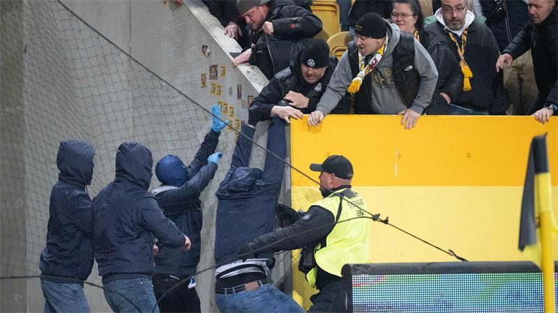 Dynamo klagt weiter gegen Zuschauer-Teilausschluss Bei der Partie Dresden gegen Hertha BSC kam es zu Ausschreitungen der Fans. (Archivbild)