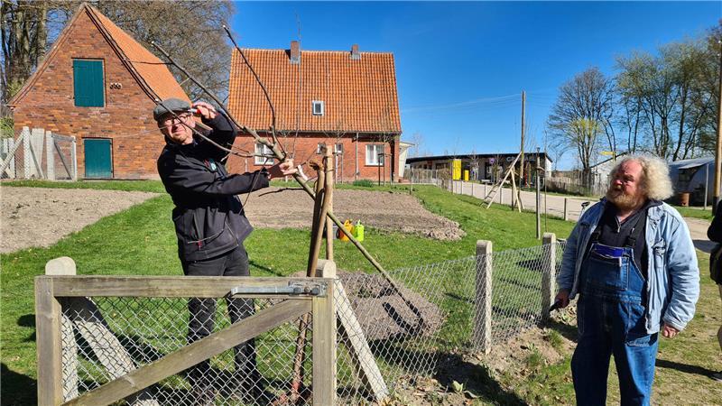 Bei der Pflanzung des „Roten Franzapfel“ im Freilichtmuseum: Gärtner Matthias Schuh (links) und Pomologe Eckart Brandt.