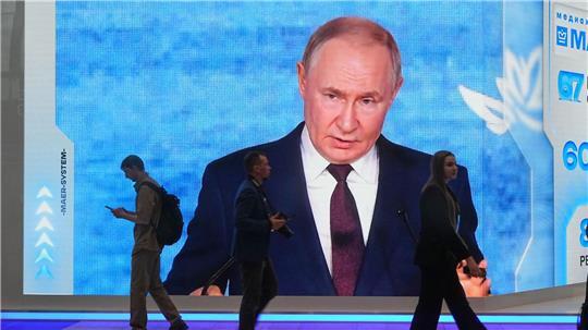 Bei der Plenarsitzung am Nachmittag hält Putin traditionell eine Rede zur Weltpolitik und der wirtschaftlichen Lage Russlands und beantwortet Fragen.