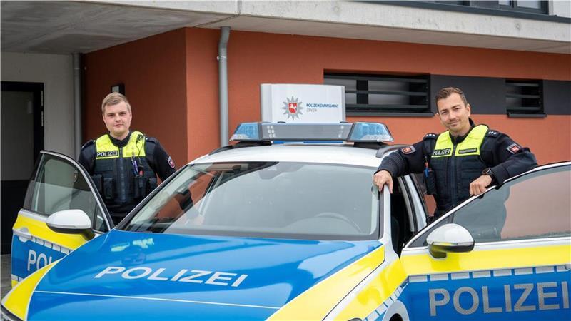 Auf Streife mit der Polizei: Auffälliges Auto wird gestoppt Bei der Polizei Zeven sind mehr als 60 Personen tätig, darunter David Feit (links) und Stefan Martens.