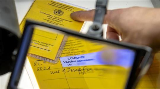 Bei der Polizeiinspektion wurden 2021 gefälschte Corona-Impfausweise an Beamte verkauft.