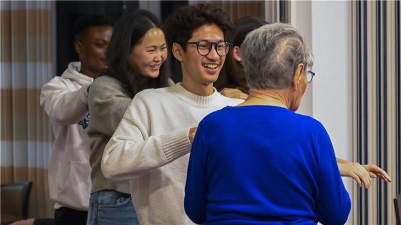 Wenn der Senioren-DJ zur Disco aufspielt, tanzen selbst die Pflegeschüler Bei der Polonaise kommt Bewegung in die Veranstaltung.