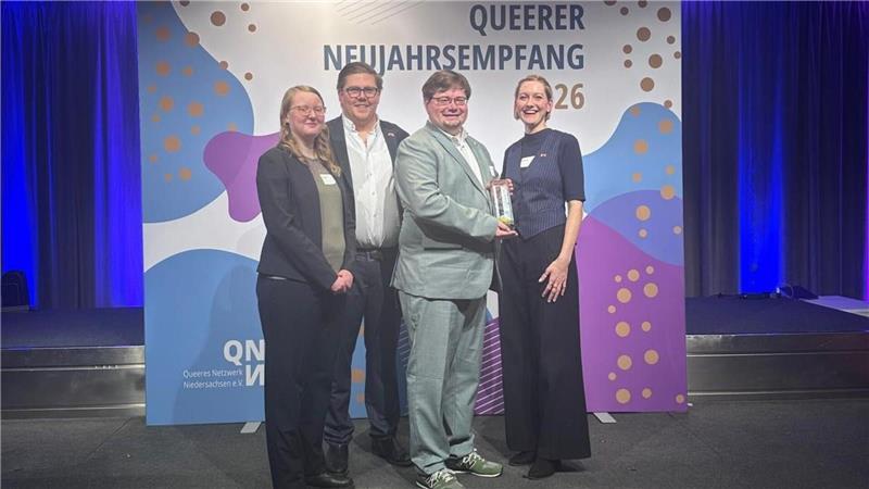 Bei der Preisverleihung (von links): Lisa Allers, Patrick Tiedemann und Preisträger Amadeus Schwone von Quest in Stade mit Sophie Koch, der Queerbeauftragten der Bundesregierung.