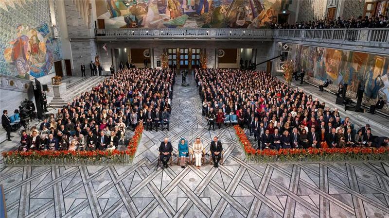 Bei der Preiszeremonie im Rathaus von Oslo waren auch das norwegische Königspaar und das Kronprinzenpaar (Mitte) dabei.