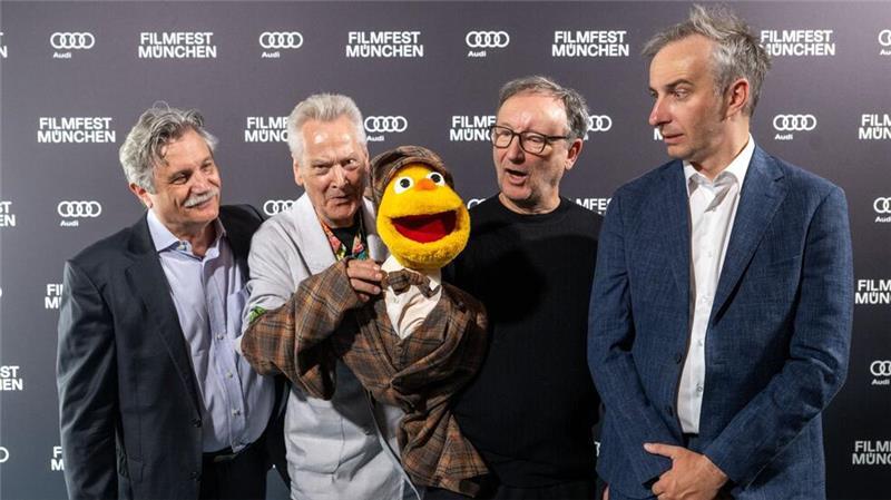 Bei der Premiere von „Hallo Spencer - Der Film“ beim Filmfest München steht Drehbuchautor Jan Böhmermann (rechts) zusammen mit dem Puppenerfinder Winfried Debertin (ganz links) und den Schauspielern Achim Hall (2.v.l) und Rainer Bock zusammen. Der Film kommt jetzt in die Mediathek und dann auch ins ZDF-Fernsehprogramm.