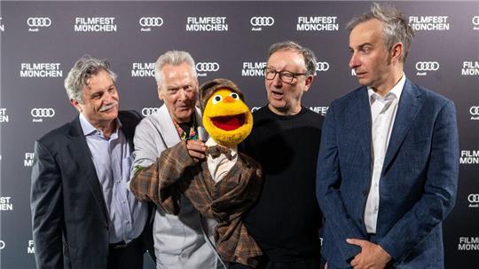 Bei der Premiere von „Hallo Spencer - Der Film“ beim Filmfest München steht Drehbuchautor Jan Böhmermann (rechts) zusammen mit dem Puppenerfinder Winfried Debertin (ganz links) und den Schauspielern Achim Hall (2.v.l) und Rainer Bock zusammen. Der Film kommt jetzt in die Mediathek und dann auch ins ZDF-Fernsehprogramm.