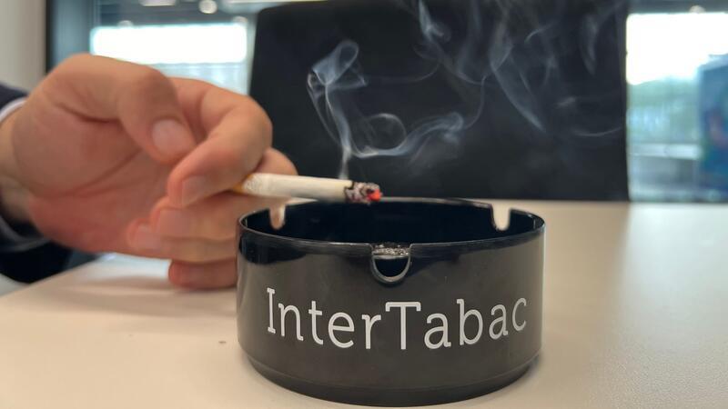 Weg von der Kippe? Zigarettenkonzerne bewerben Alternativen Bei der Pressekonferenz der Intertabac wird geraucht.
