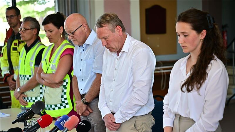 Bei der Pressekonferenz gibt es eine Schweigeminute für die Opfer des Unglücks.