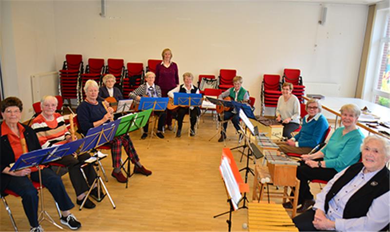 Bei der Probe im Gemeindehaus: Die Oma-Band der Kirche mit ihrer Leiterin Ilsetraud Bauernsachs (hinten, stehend). Foto Beneke