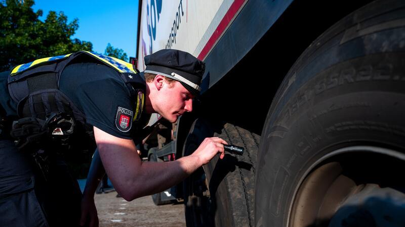 Polizei kontrolliert A7-Überholverbot für Lkw und Gespanne Bei der Prüfung wurden nicht nur die Papiere, sondern vieles mehr kontrolliert.