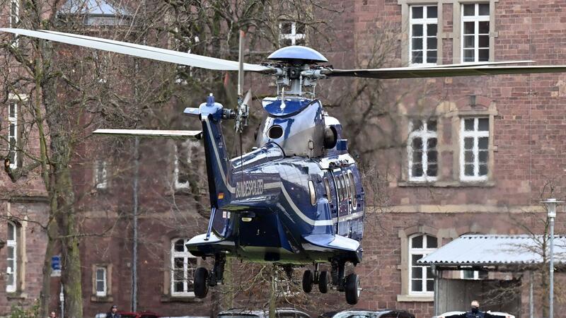 Reichsbürger: AfD-Politiker hielten Kontakt zu Verdächtiger Bei der Razzia gegen die Reichsbürger-Szene war die Polizei auch mit einem Hubschrauber im Einsatz (Archivbild).