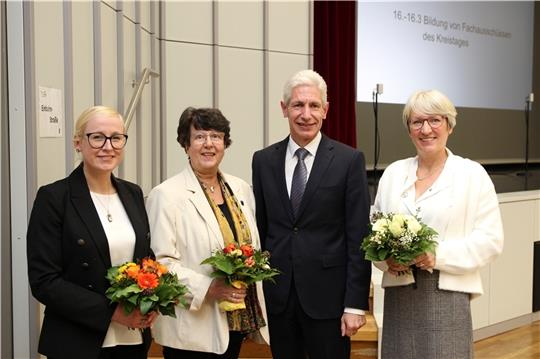 Bei der Repräsentation des Landkreises Harburg stehen Nadja Weippert (von links), Christa Beyer und Anette Randt Landrat Rainer Rempe als stellvertretende Landrätinnen zur Seite. Foto: LKH