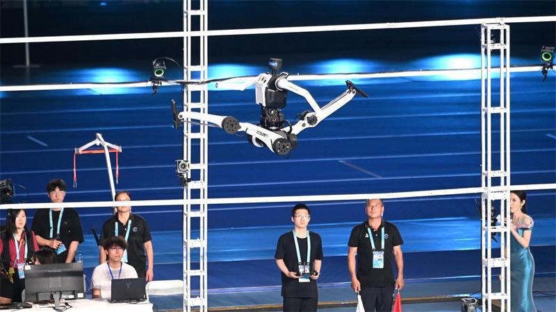 Roboter aus China unterbietet Weltrekord über 100 Meter Bei der Roboter-Weltmeisterschaft gibt es auch Disziplinen wie Springen.