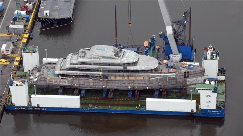 Bei der Rönner-Werft in Bremerhaven wurde eine 78 Meter lange Luxusyacht ausgeschifft. Foto: Scheer