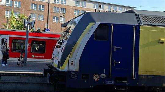 Bei der S-Bahn und Start Unterelbe gibt es in den kommenden Wochen Schienenersatzverkehr.
