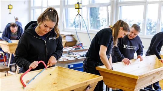 Bei der Sarggestaltung ist handwerkliches Geschick gefragt. 