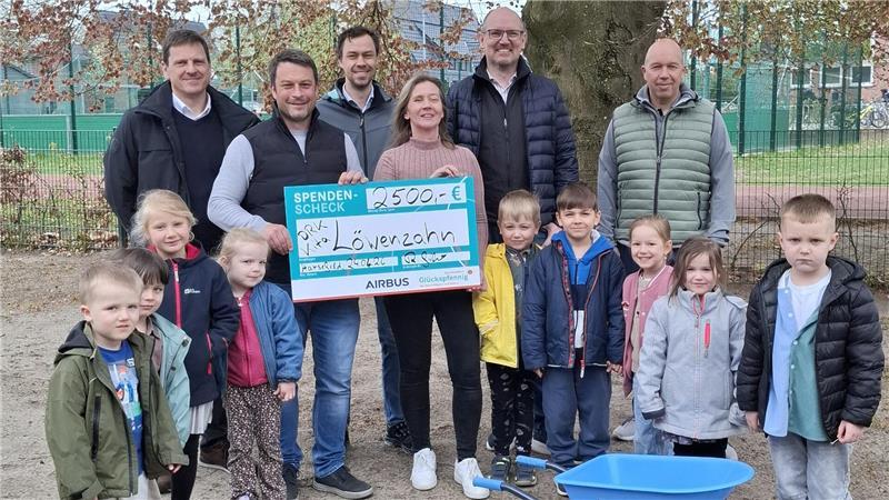 Bei der Scheckübergabe (von links): Stephan Stach, Roland Giebner, Bjorn van Koppen, Susanne Holst, Kay Angel und Michael Müller. Ganz besonders freuten sich die Kita-Kinder.