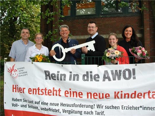 Bei der Schlüsselübergabe vor dem Eingang zum Kindergarten: Tobias Terne, Andrea Hunold, Matthias Herwede, Sven Schlichting, Carolin Pretzer und Beate Rempe (von links). Foto: Lohmann