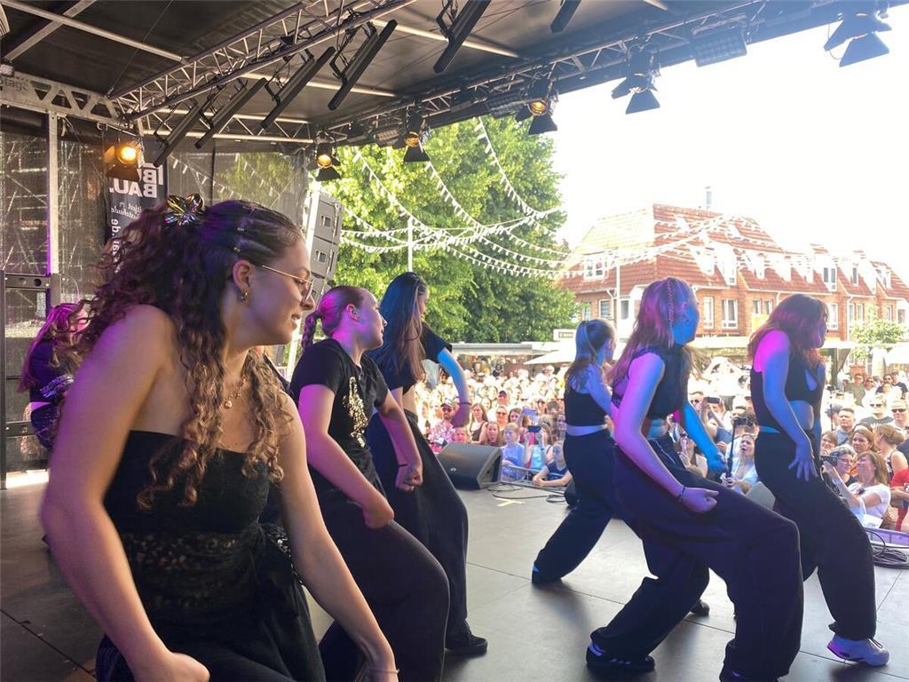 Bei der Show vom Buxtehuder Tanzhaus herrscht vor der Petri-Platz-Bühne dichtes ...