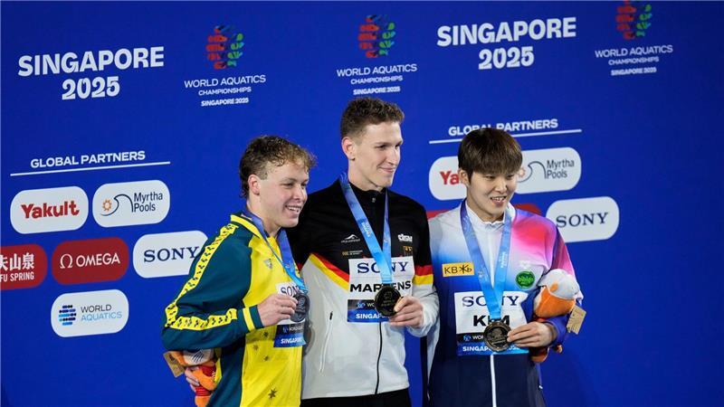 Märtens ist Weltmeister: Erstes WM-Gold macht „sehr stolz“ Bei der Siegerehrung war Lukas Märtens wieder bei Kräften.