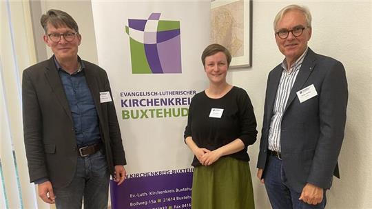 Bei der Sommersitzung der Kirchenkreissynode in Apensen: Superintendent Dr. Martin Krarup, Kreisjugendwartin Karen Seefeld und KKS-Präsident Rüdiger Graeger (von links).