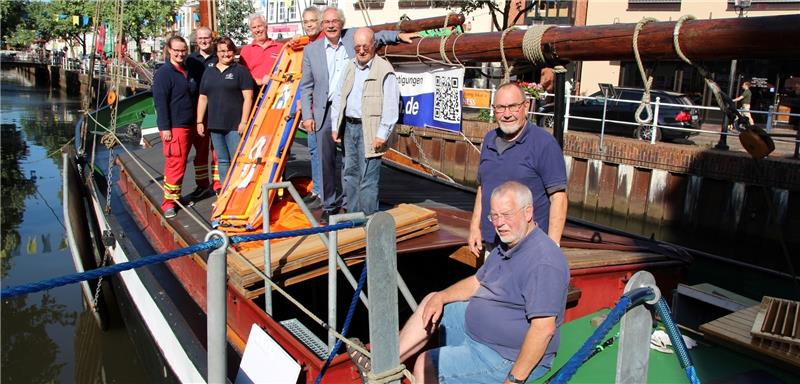 Bei der Spendenübergabe an Bord des Ewers Margareta : (von links) Christina Holz, Jan Monsees und Ann-Kathrin Heise von der Jugendabteilung der DLRG Buxtehude, Hans-Joachim Katenkamp und Ulrich Rönner von den Seenotrettern, Henning Karow vo