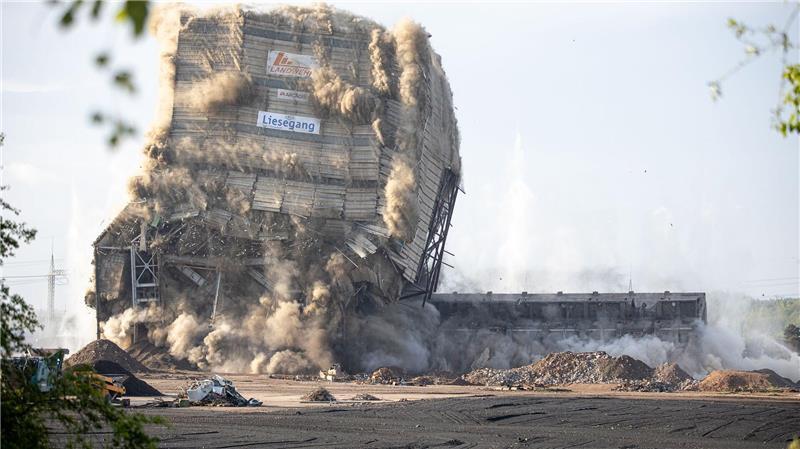 Bei der Sprengung gehen das fast 80 Meter hohe Kesselhaus und ein Bunkerschwerbau zu Fall.