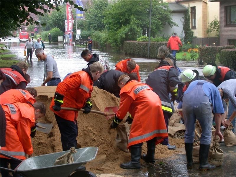 Bei der Starkregenflut an der Aue/Lühe im Sommer 2002 standen Straßen und Wohngebiete in Horneburg unter Wasser. Der Flecken ist durch neue Deiche sicher. Fotos: Vasel