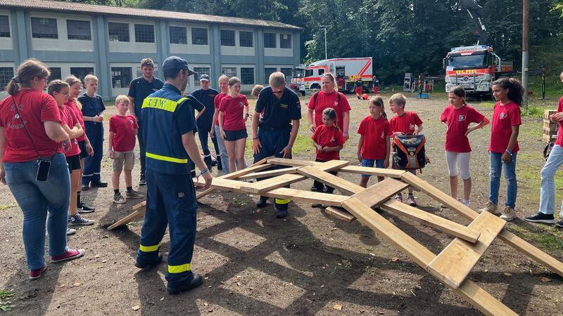 Bei der Station vom THW Kutenholz probierten sich die Blaulicht-Jugendteams als Brückenbauer aus.