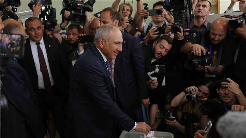 Armenien bleibt nach der Wahl auf Kurs Richtung Westen Bei der Stimmabgabe zeigte sich Paschinjan optimistisch, weiter an der Macht zu bleiben.