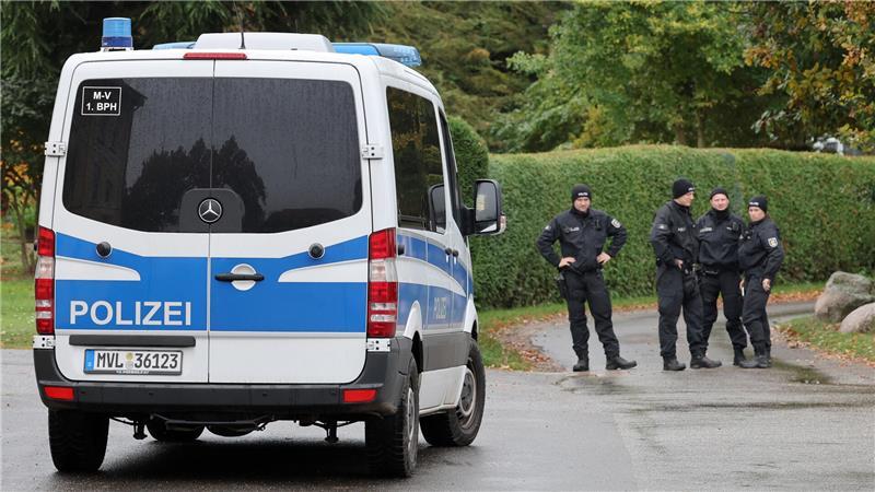 Bei der Suche nach dem vermissten achtjährigen Fabian aus Güstrow haben Einsatzkräfte die Kinderleiche in einem Wald bei Klein Upahl gefunden. Polizisten sperren den Weg zum Fundort ab.
