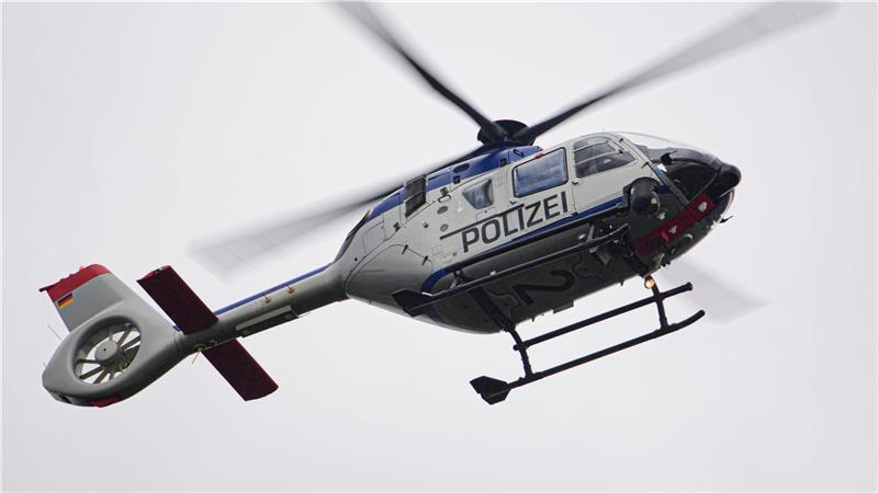 Bei der Suche nach den Einbrechern kam auch ein Polizeihubschrauber zum Einsatz - allerdings ohne Erfolg. (Symbolbild)